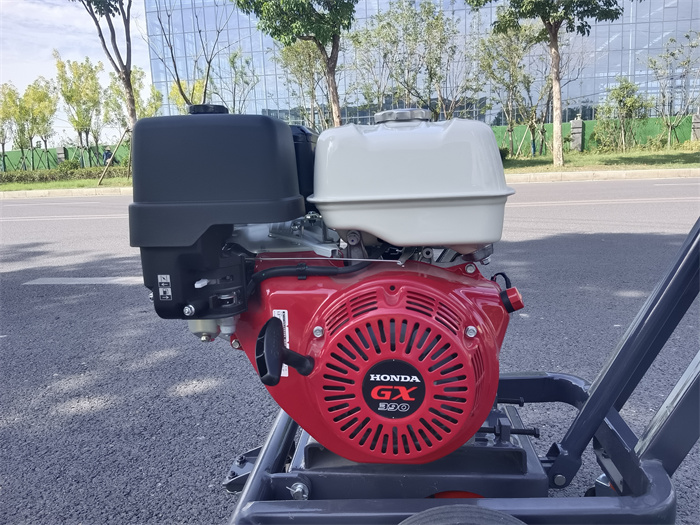 發(fā)動(dòng)機(jī)3.jpg 發(fā)動(dòng)機(jī)3.jpg